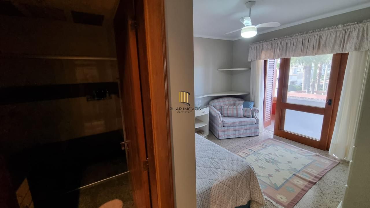 Casa em XANGRI-LÁ com 5 dorm. 3 suítes, piscina aquecida e 471 m², 400 m. mar.