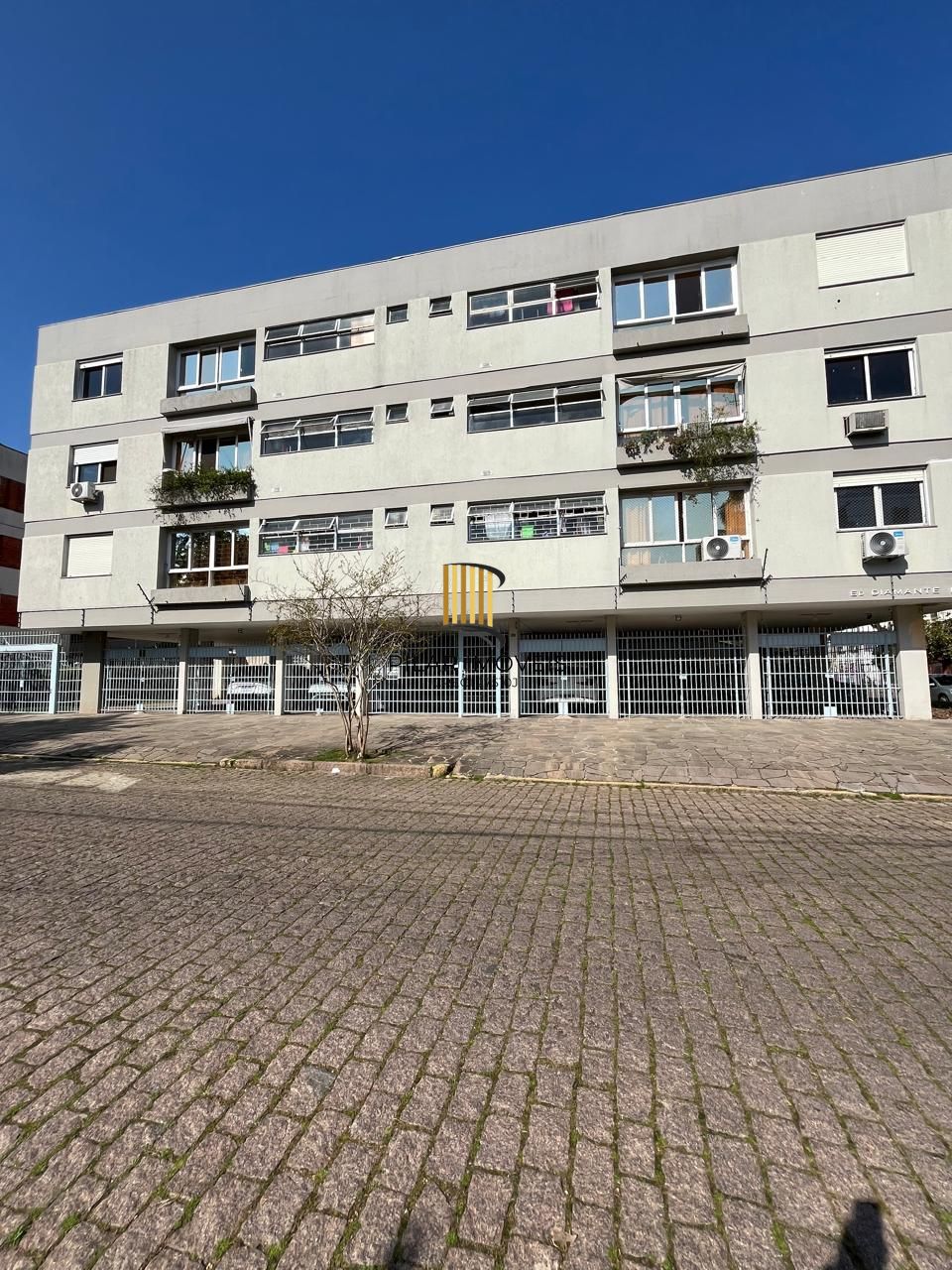 Apartamento 2 dormitórios, 1 vaga coberta no bairro Menino Deus. - Pilar Imóveis