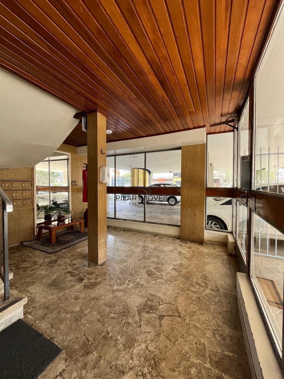 Apartamento 2 dormitórios, 1 vaga coberta no bairro Menino Deus.