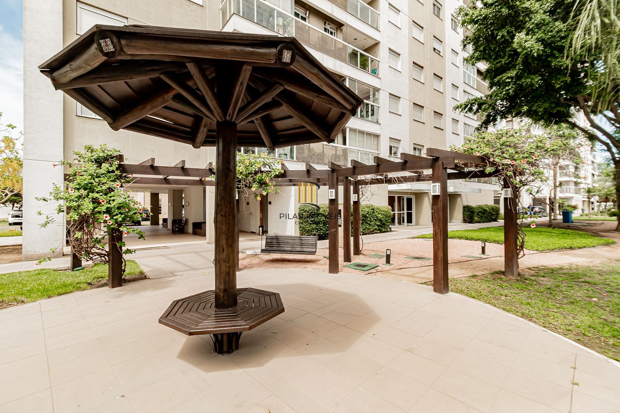 Apartamento 3 dormitórios, 2 banheiros, 1 vaga coberta e piscinas B. São Geraldo