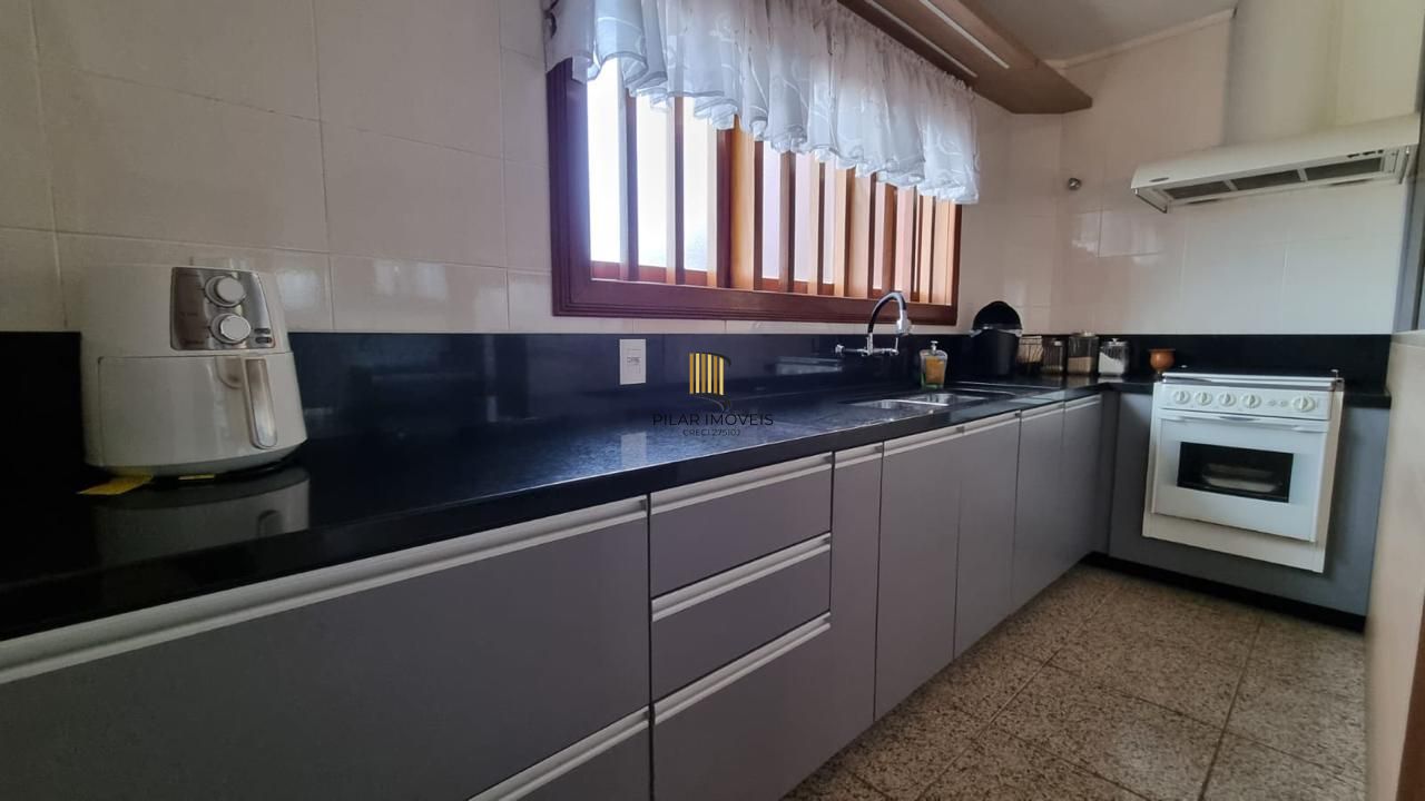 Casa em XANGRI-LÁ com 5 dorm. 3 suítes, piscina aquecida e 471 m², 400 m. mar.