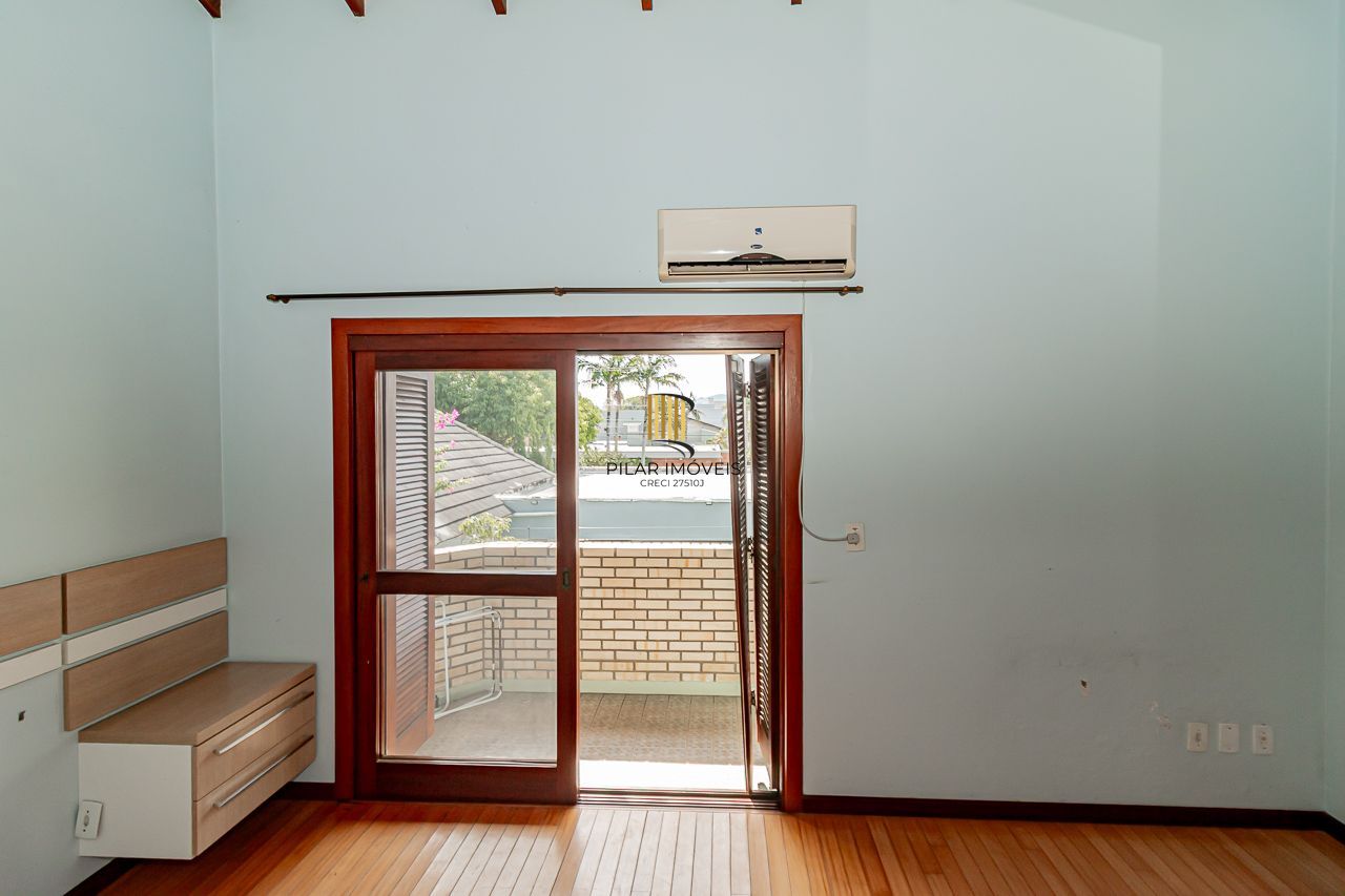 Oportunidade em Ipanema: Casa em Condomínio Fechado com Suíte Master, Hidromassagem e Alto Padrão