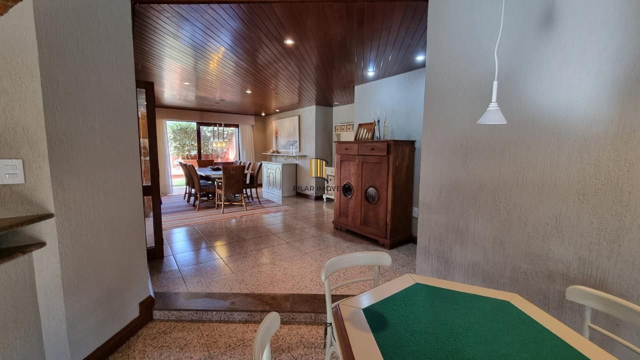 Casa em XANGRI-LÁ com 5 dorm. 3 suítes, piscina aquecida e 471 m², 400 m. mar.