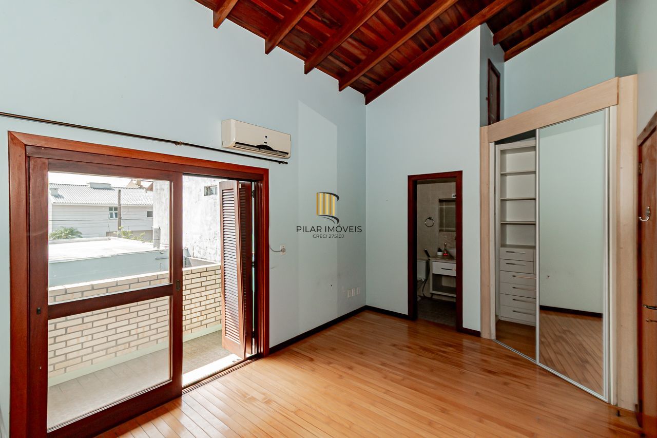 Oportunidade em Ipanema: Casa em Condomínio Fechado com Suíte Master, Hidromassagem e Alto Padrão