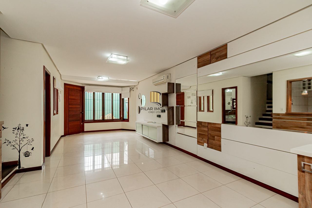 Oportunidade em Ipanema: Casa em Condomínio Fechado com Suíte Master, Hidromassagem e Alto Padrão