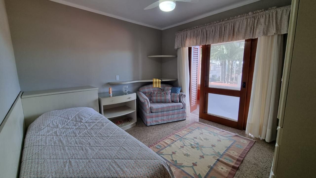 Casa em XANGRI-LÁ com 5 dorm. 3 suítes, piscina aquecida e 471 m², 400 m. mar.