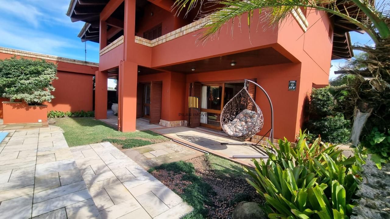 Casa em XANGRI-LÁ com 5 dorm. 3 suítes, piscina aquecida e 471 m², 400 m. mar.