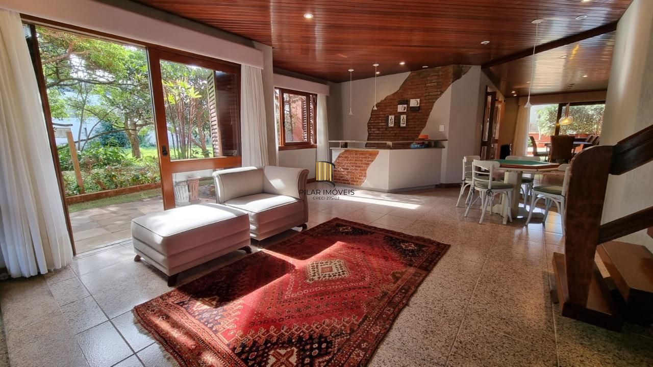 Casa em XANGRI-LÁ com 5 dorm. 3 suítes, piscina aquecida e 471 m², 400 m. mar.