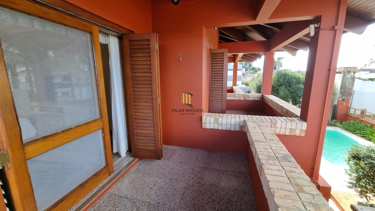 Casa em XANGRI-LÁ com 5 dorm. 3 suítes, piscina aquecida e 471 m², 400 m. mar.