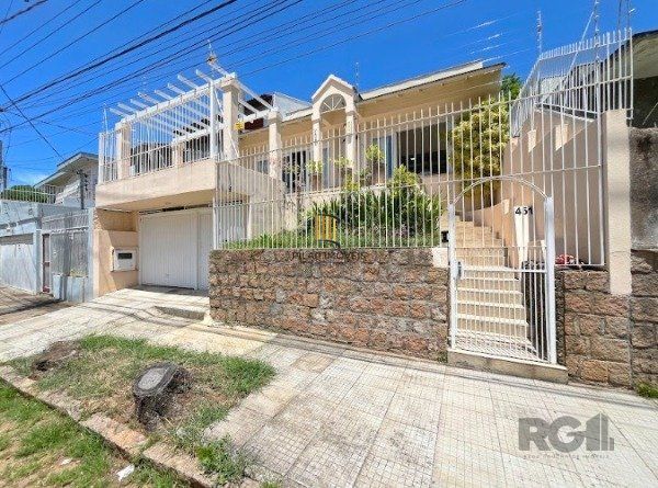 MAGNÍFICA CASA EM LOCALIZAÇÃO PRIVILEGIADA - TRANQUILIDADE E CONFORTO