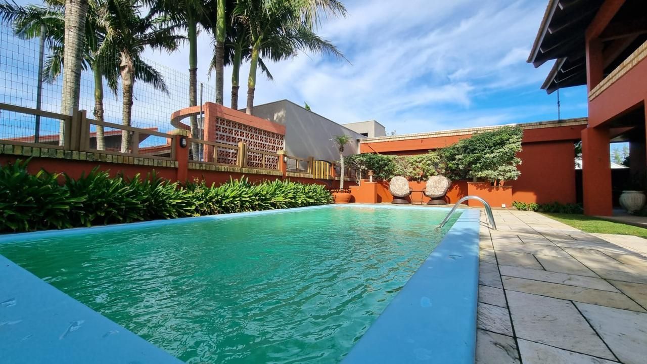 Casa em XANGRI-LÁ com 5 dorm. 3 suítes, piscina aquecida e 471 m², 400 m. mar.