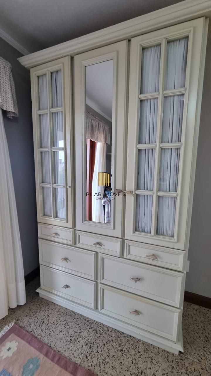 Casa em XANGRI-LÁ com 5 dorm. 3 suítes, piscina aquecida e 471 m², 400 m. mar.