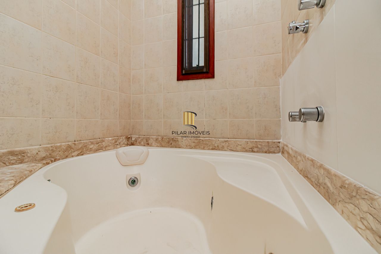 Oportunidade em Ipanema: Casa em Condomínio Fechado com Suíte Master, Hidromassagem e Alto Padrão