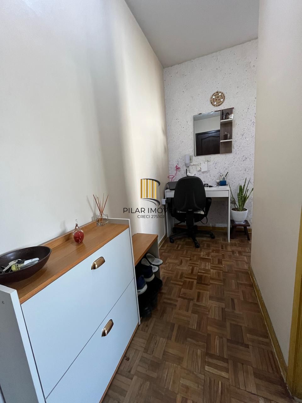 Apartamento 2 dormitórios, 1 vaga coberta no bairro Menino Deus.