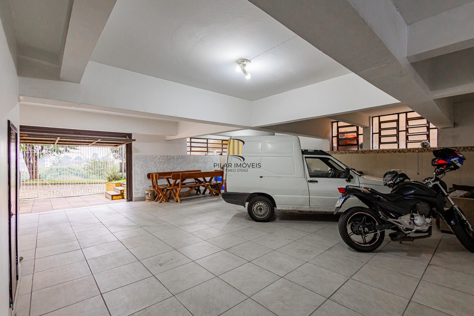 Casa 5 dormitórios no bairro Parque Santa Fé