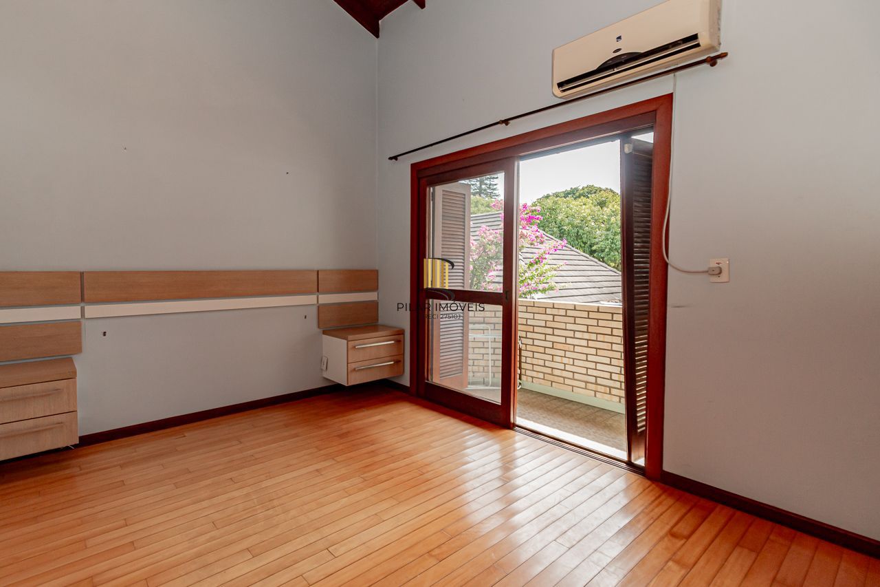 Oportunidade em Ipanema: Casa em Condomínio Fechado com Suíte Master, Hidromassagem e Alto Padrão