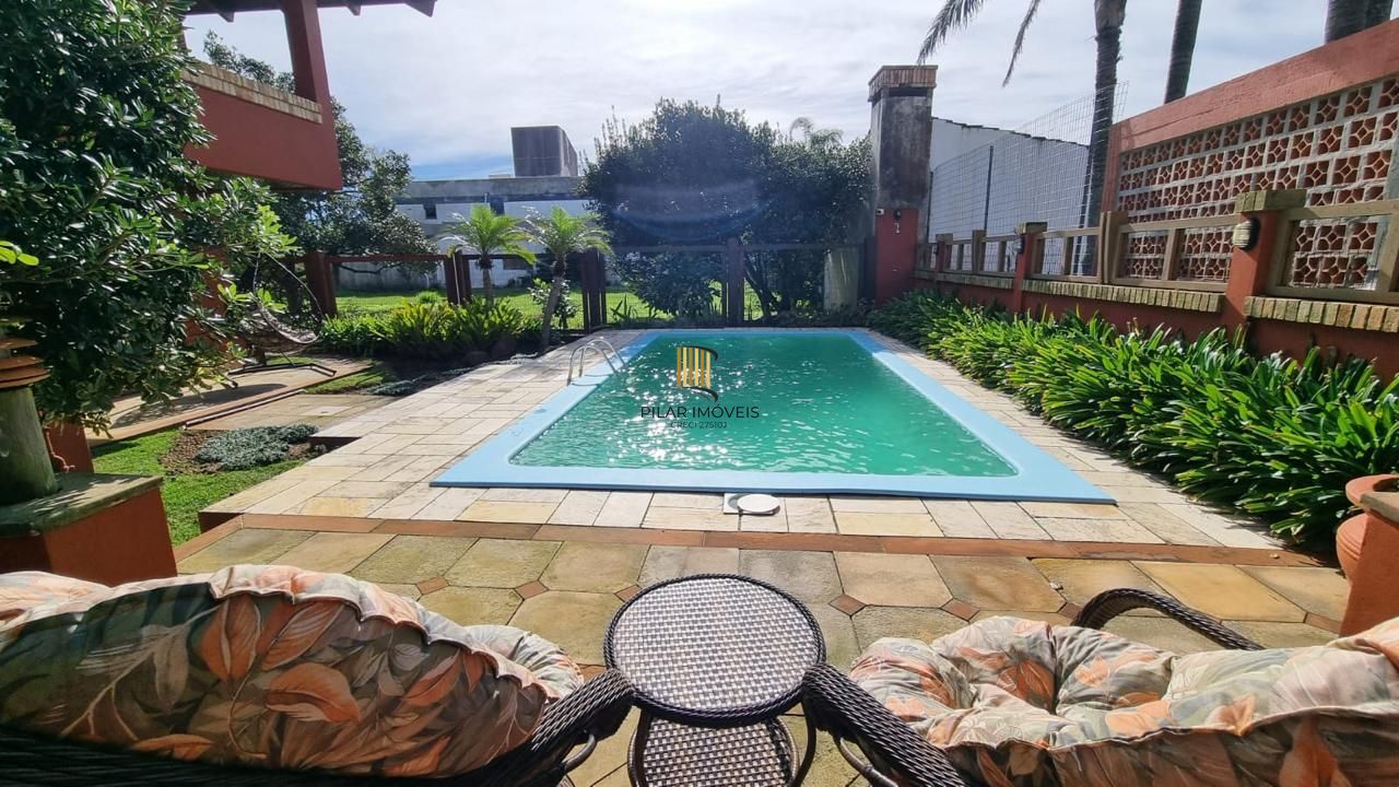 Casa em XANGRI-LÁ com 5 dorm. 3 suítes, piscina aquecida e 471 m², 400 m. mar.