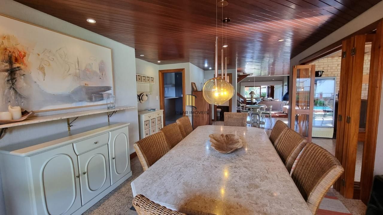 Casa em XANGRI-LÁ com 5 dorm. 3 suítes, piscina aquecida e 471 m², 400 m. mar.