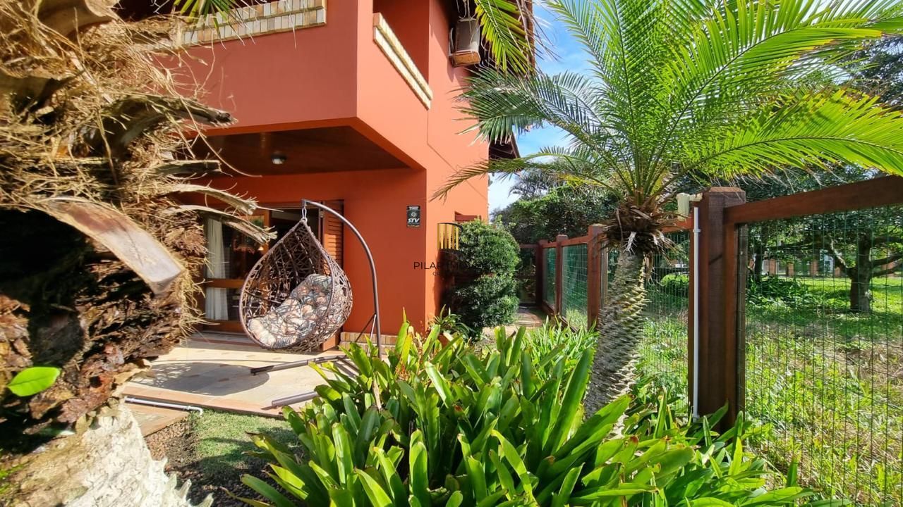 Casa em XANGRI-LÁ com 5 dorm. 3 suítes, piscina aquecida e 471 m², 400 m. mar.