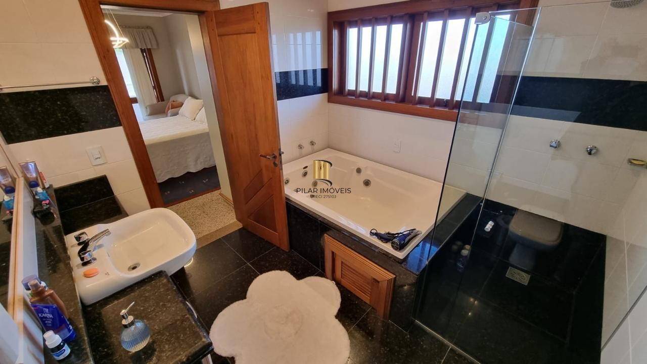 Casa em XANGRI-LÁ com 5 dorm. 3 suítes, piscina aquecida e 471 m², 400 m. mar.