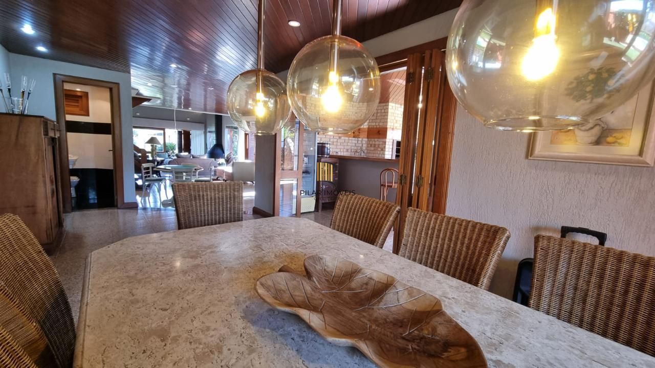 Casa em XANGRI-LÁ com 5 dorm. 3 suítes, piscina aquecida e 471 m², 400 m. mar.