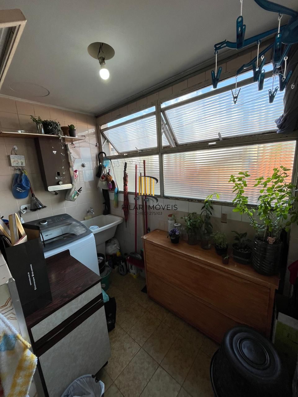 Apartamento 2 dormitórios, 1 vaga coberta no bairro Menino Deus.