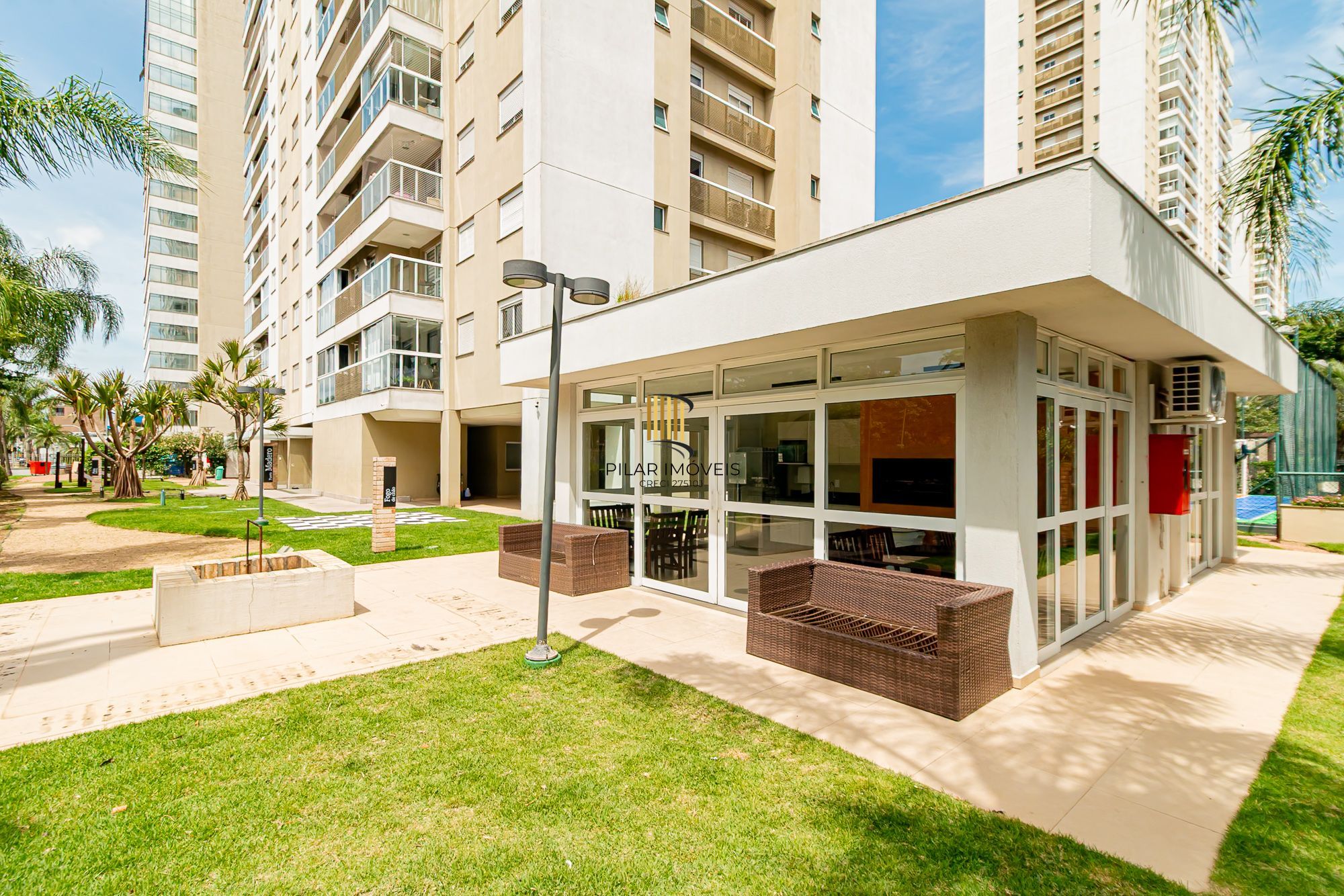 Apartamento 3 dormitórios, 2 banheiros, 1 vaga coberta e piscinas B. São Geraldo