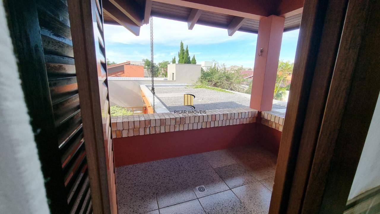 Casa em XANGRI-LÁ com 5 dorm. 3 suítes, piscina aquecida e 471 m², 400 m. mar.