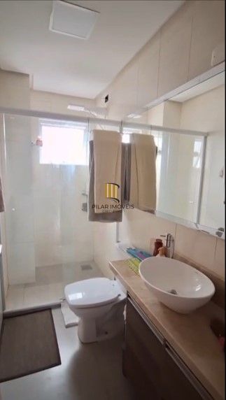 Apartamento, 2 dormitórios, 1 vaga coberto, churrasqueira no centro de Tramandaí