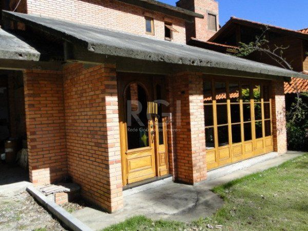 Casa Condominio para Venda - 480m², 3 dormitórios, sendo 2 suites, 2 vagas - Elsa