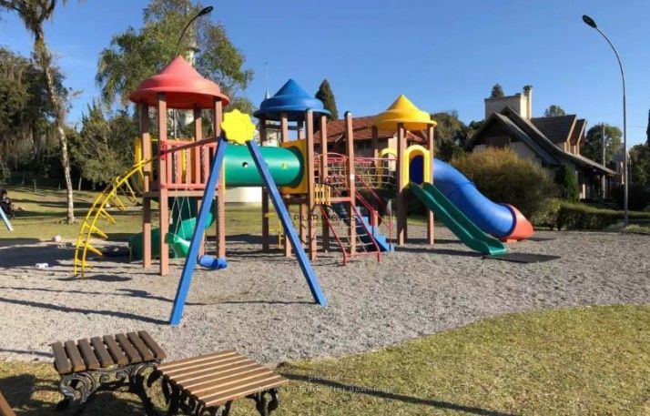 Casa 423 m², 4 suítes no Elegante Condomínio Saint Moritz, Mato Queimado Gramado