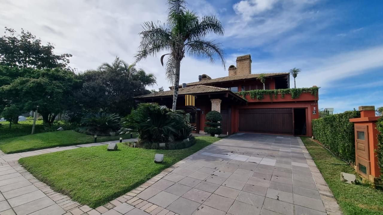 Casa em XANGRI-LÁ com 5 dorm. 3 suítes, piscina aquecida e 471 m², 400 m. mar.