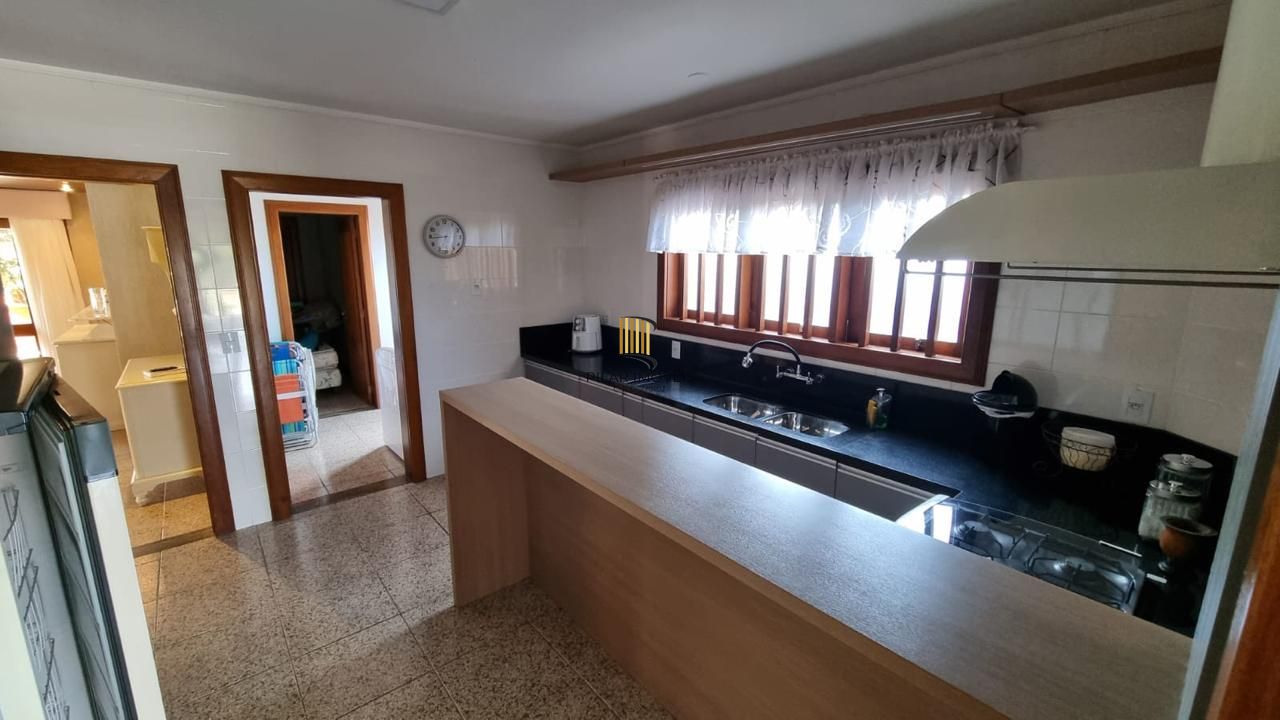 Casa em XANGRI-LÁ com 5 dorm. 3 suítes, piscina aquecida e 471 m², 400 m. mar.