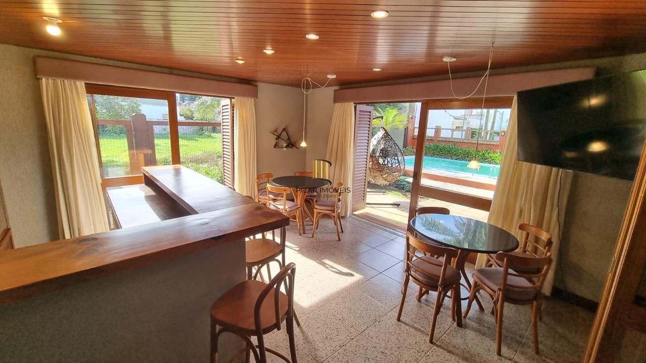 Casa em XANGRI-LÁ com 5 dorm. 3 suítes, piscina aquecida e 471 m², 400 m. mar.