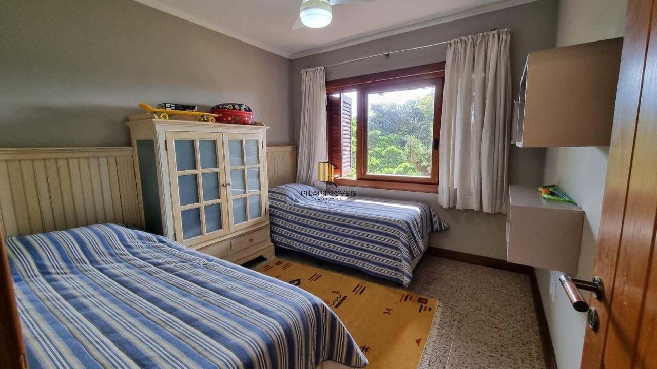 Casa em XANGRI-LÁ com 5 dorm. 3 suítes, piscina aquecida e 471 m², 400 m. mar.