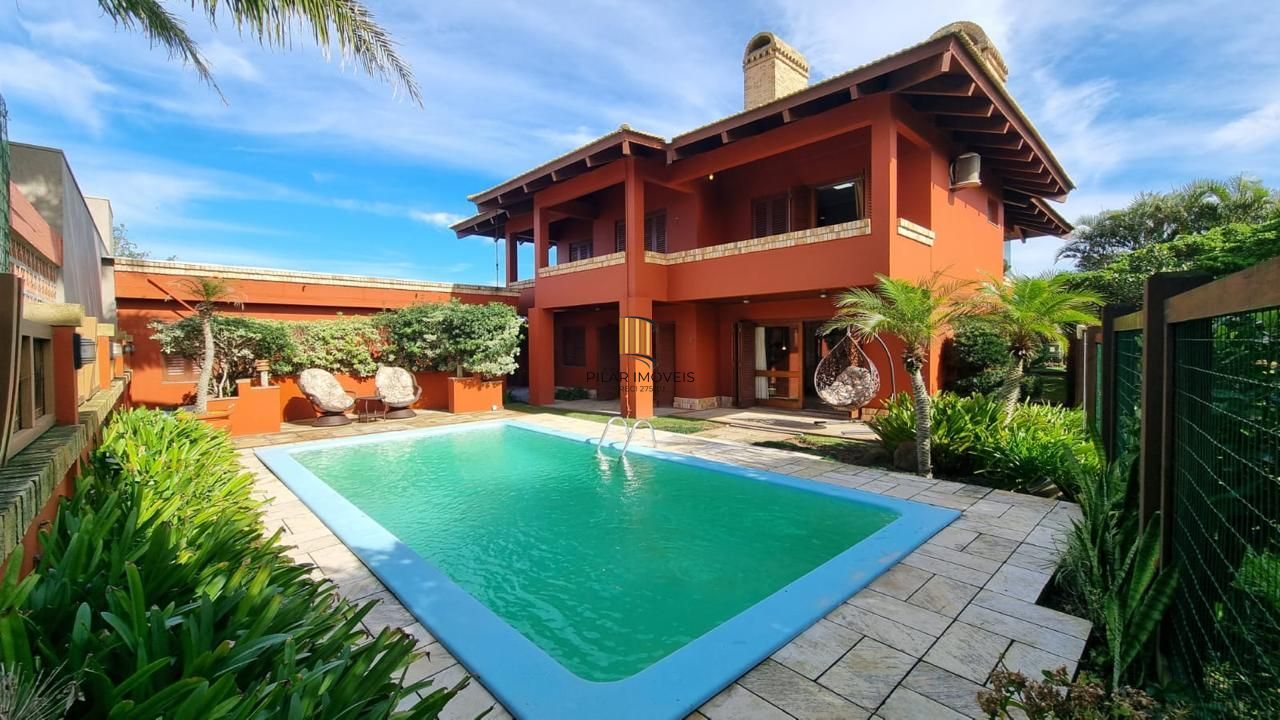 Casa em XANGRI-LÁ com 5 dorm. 3 suítes, piscina aquecida e 471 m², 400 m. mar.