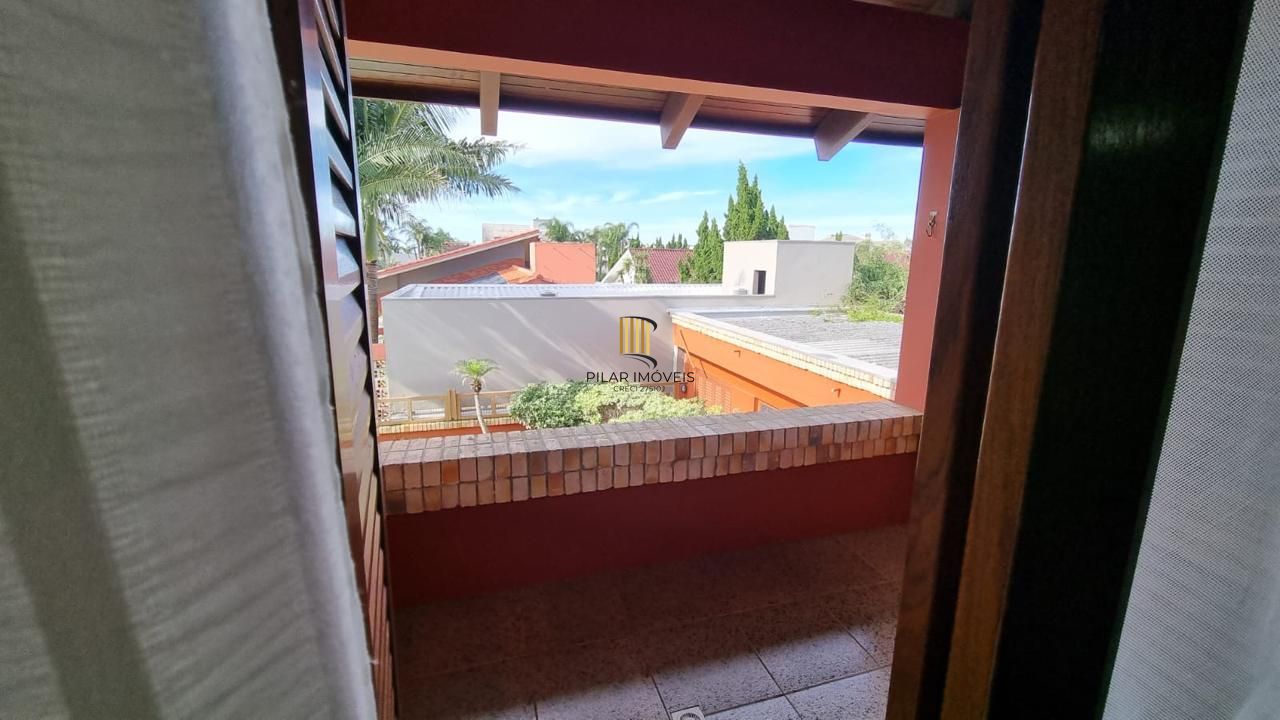 Casa em XANGRI-LÁ com 5 dorm. 3 suítes, piscina aquecida e 471 m², 400 m. mar.