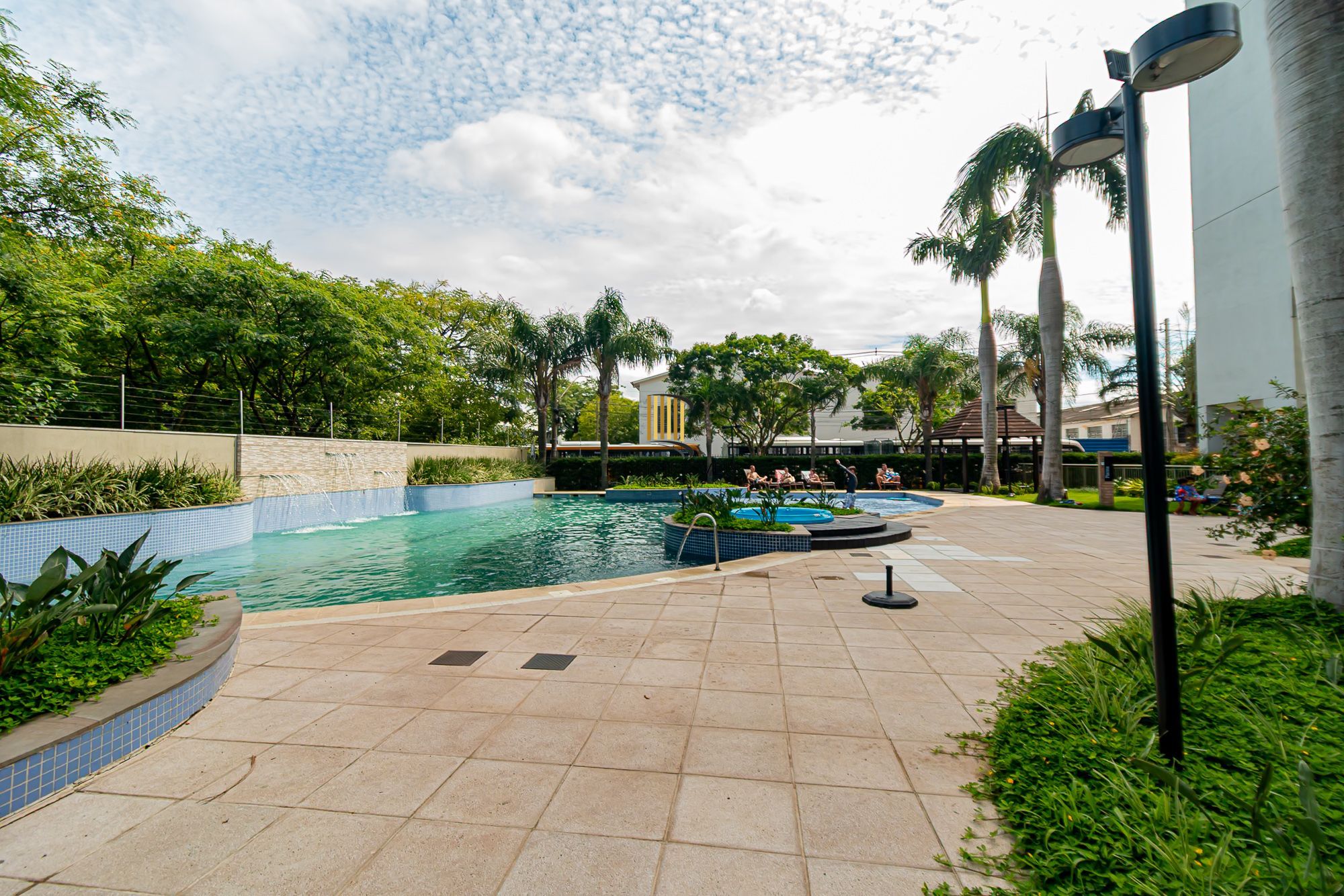 Apartamento 3 dormitórios, 2 banheiros, 1 vaga coberta e piscinas B. São Geraldo