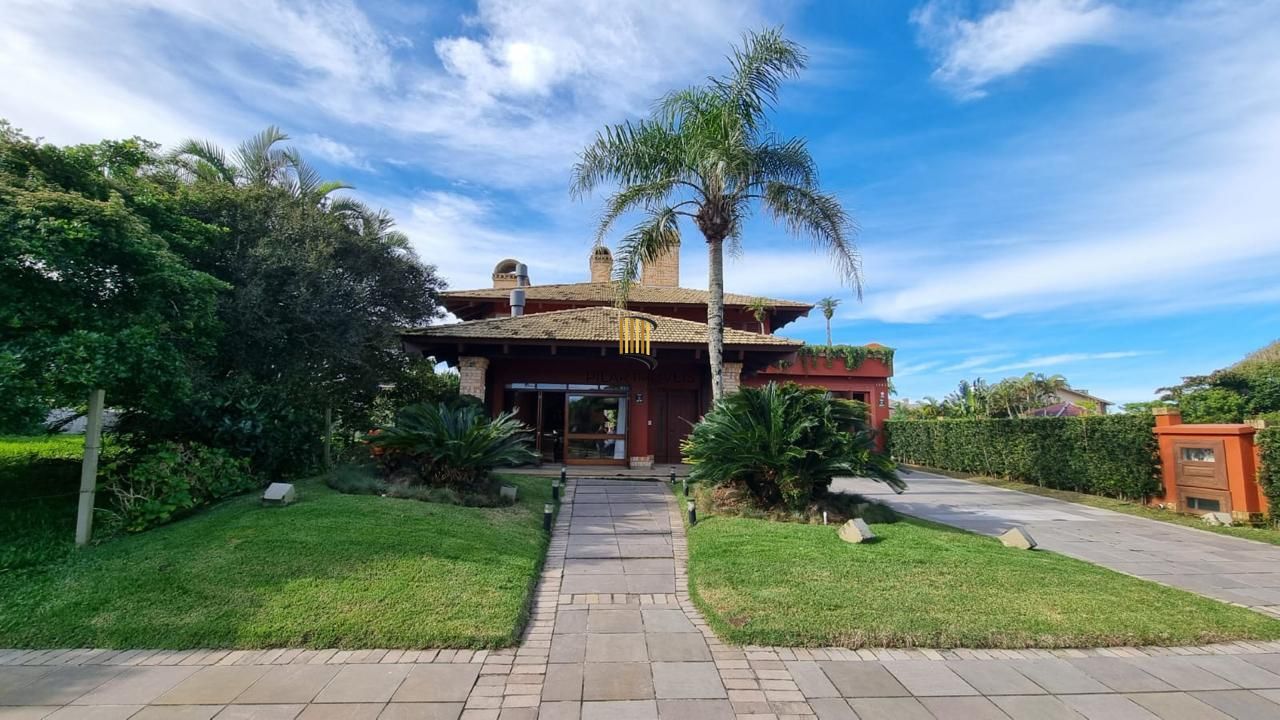 Casa em XANGRI-LÁ com 5 dorm. 3 suítes, piscina aquecida e 471 m², 400 m. mar.