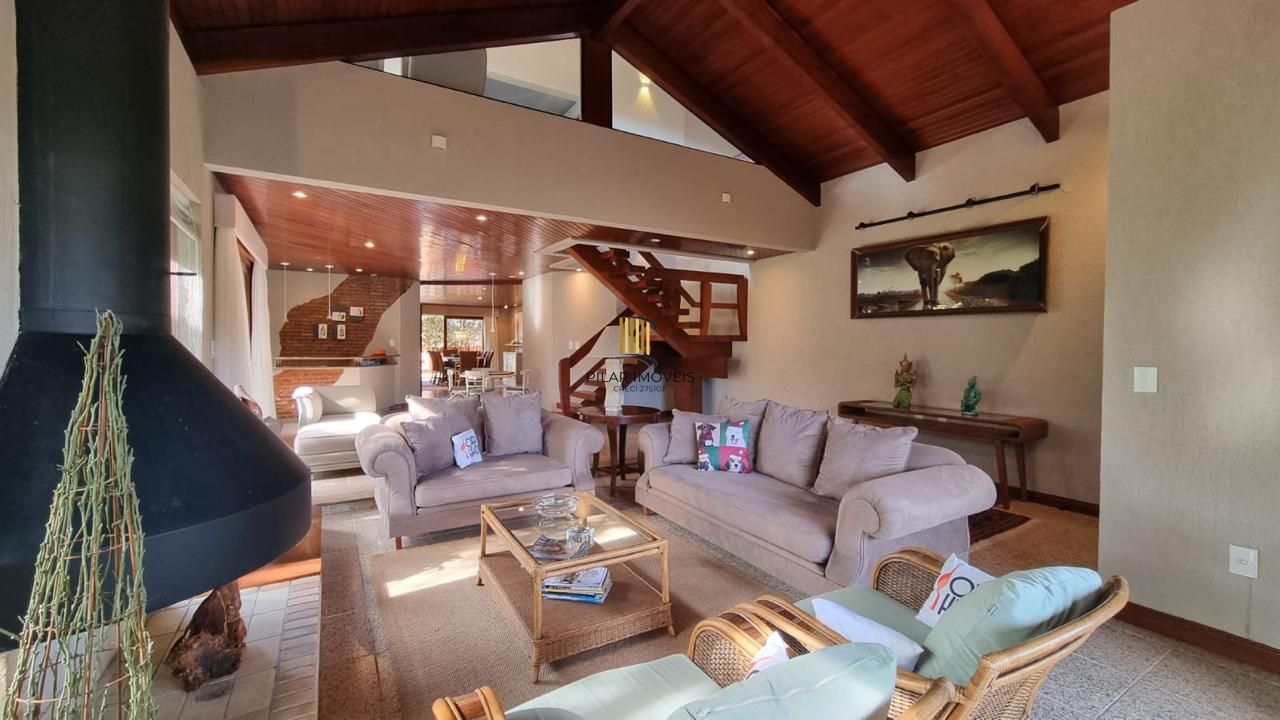 Casa em XANGRI-LÁ com 5 dorm. 3 suítes, piscina aquecida e 471 m², 400 m. mar.