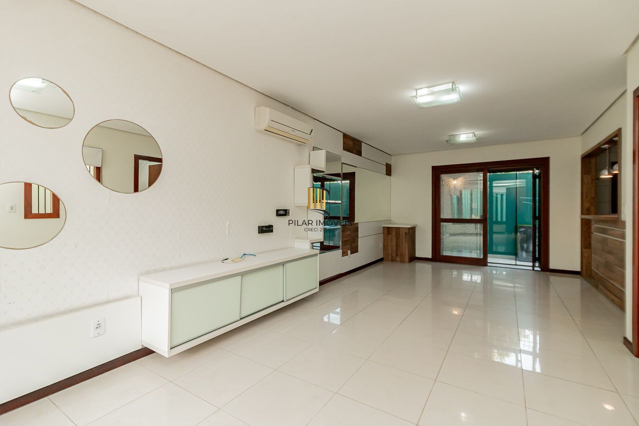 Oportunidade em Ipanema: Casa em Condomínio Fechado com Suíte Master, Hidromassagem e Alto Padrão