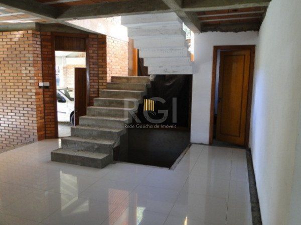 Casa Condominio para Venda - 480m², 3 dormitórios, sendo 2 suites, 2 vagas - Elsa