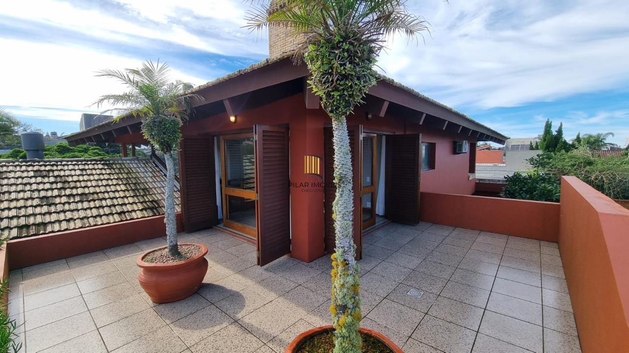 Casa em XANGRI-LÁ com 5 dorm. 3 suítes, piscina aquecida e 471 m², 400 m. mar.