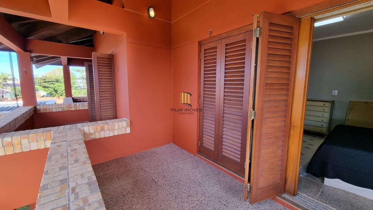 Casa em XANGRI-LÁ com 5 dorm. 3 suítes, piscina aquecida e 471 m², 400 m. mar.