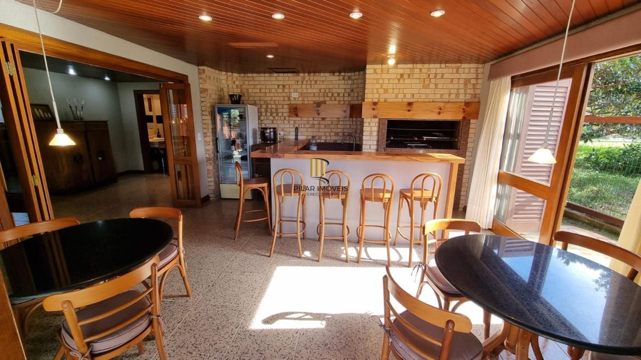 Casa em XANGRI-LÁ com 5 dorm. 3 suítes, piscina aquecida e 471 m², 400 m. mar.