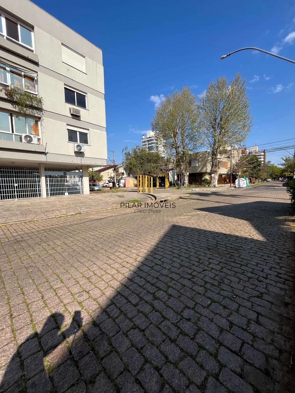 Apartamento 2 dormitórios, 1 vaga coberta no bairro Menino Deus.