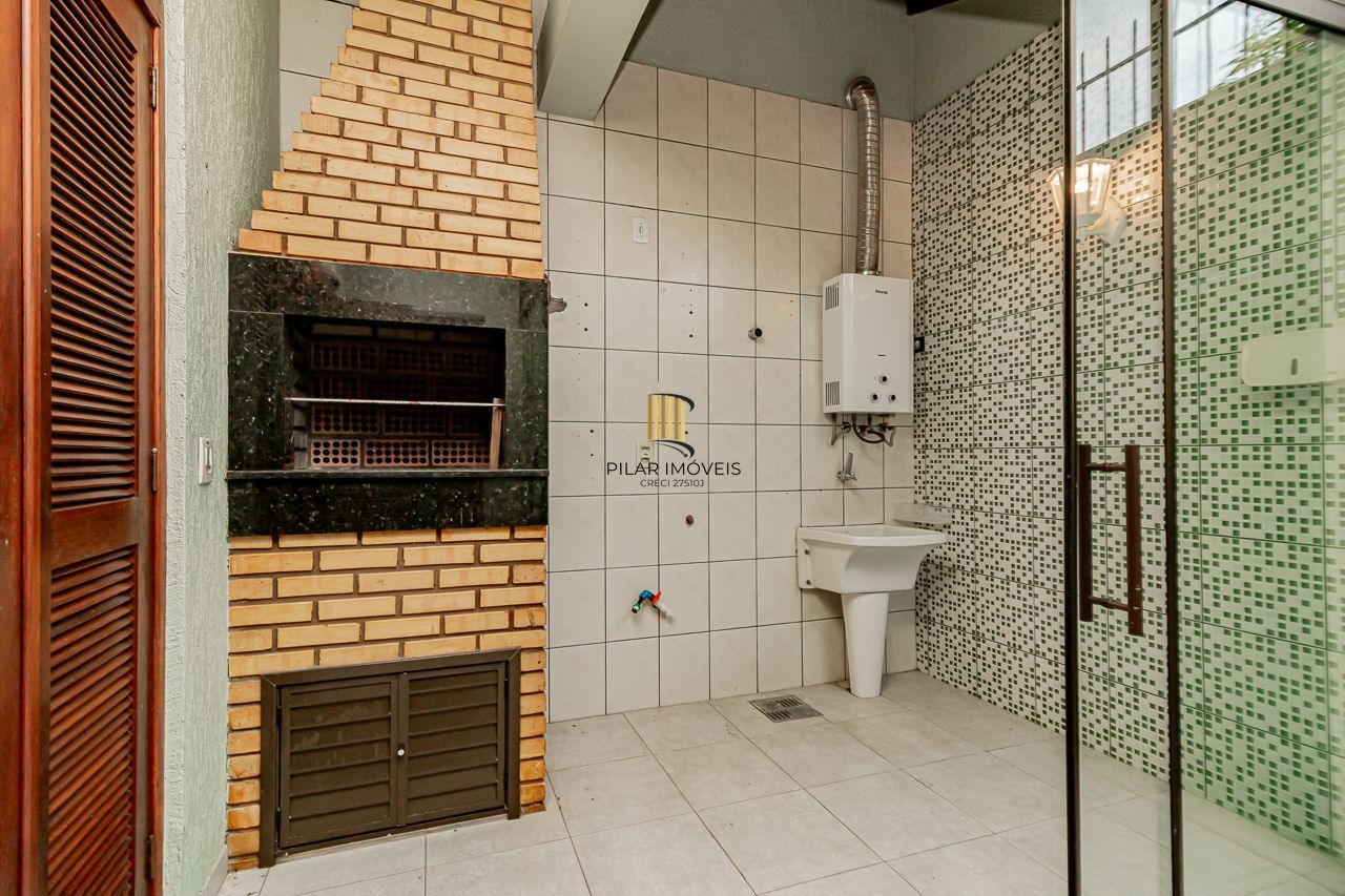 Oportunidade em Ipanema: Casa em Condomínio Fechado com Suíte Master, Hidromassagem e Alto Padrão