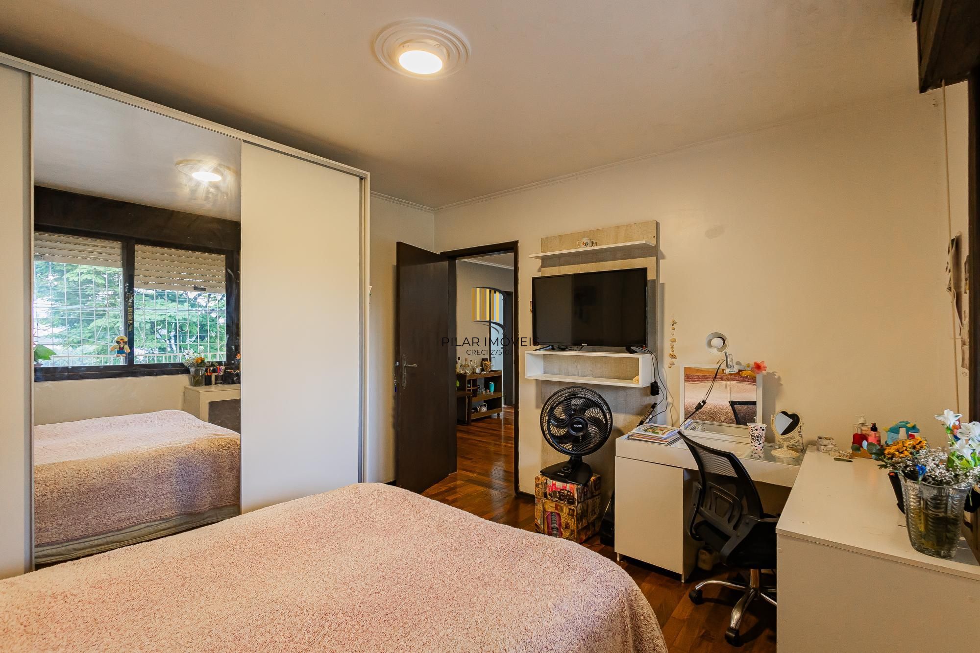 Casa 5 dormitórios no bairro Parque Santa Fé
