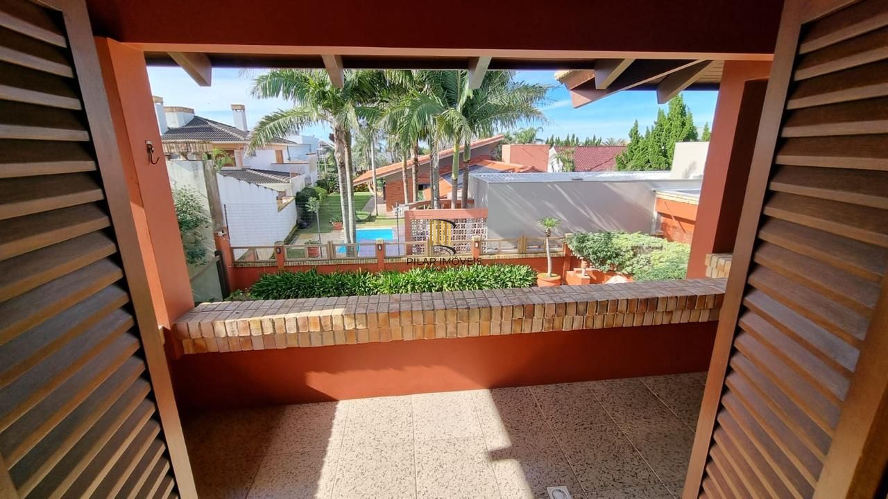 Casa em XANGRI-LÁ com 5 dorm. 3 suítes, piscina aquecida e 471 m², 400 m. mar.