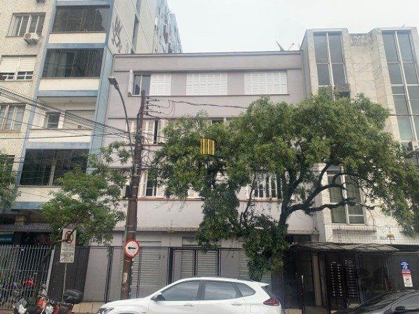 Exclusivo Apartamento Térreo com Amplo Pátio no Coração da Ciade Baixa!